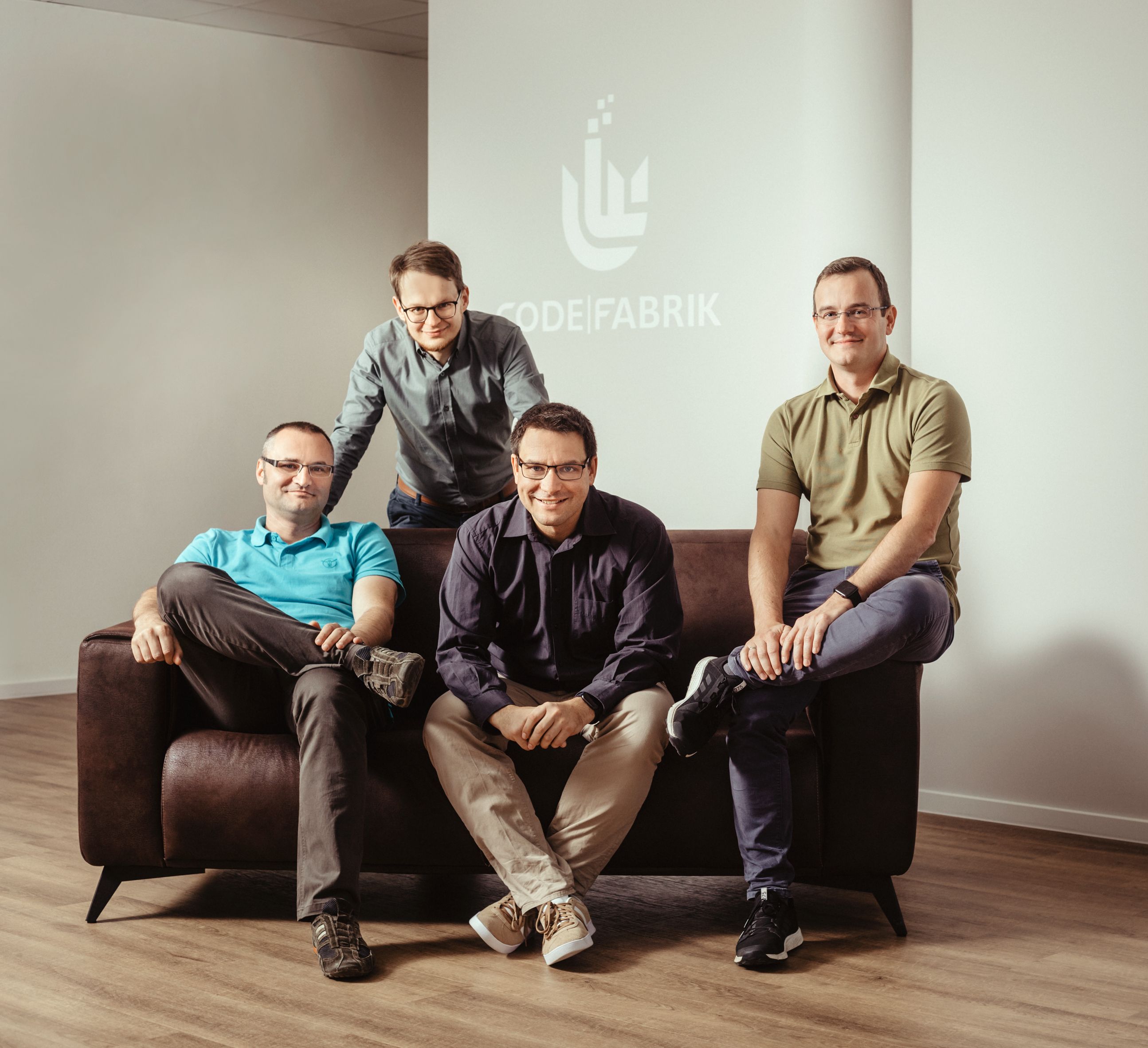 Geschäftsführer der CodeFabrik-GmbH auf einem Sofa